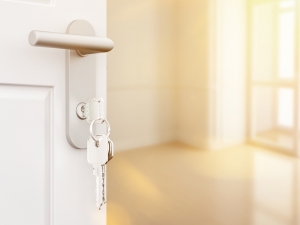 Offene Tür mit Schlüssel in neuer Wohnung